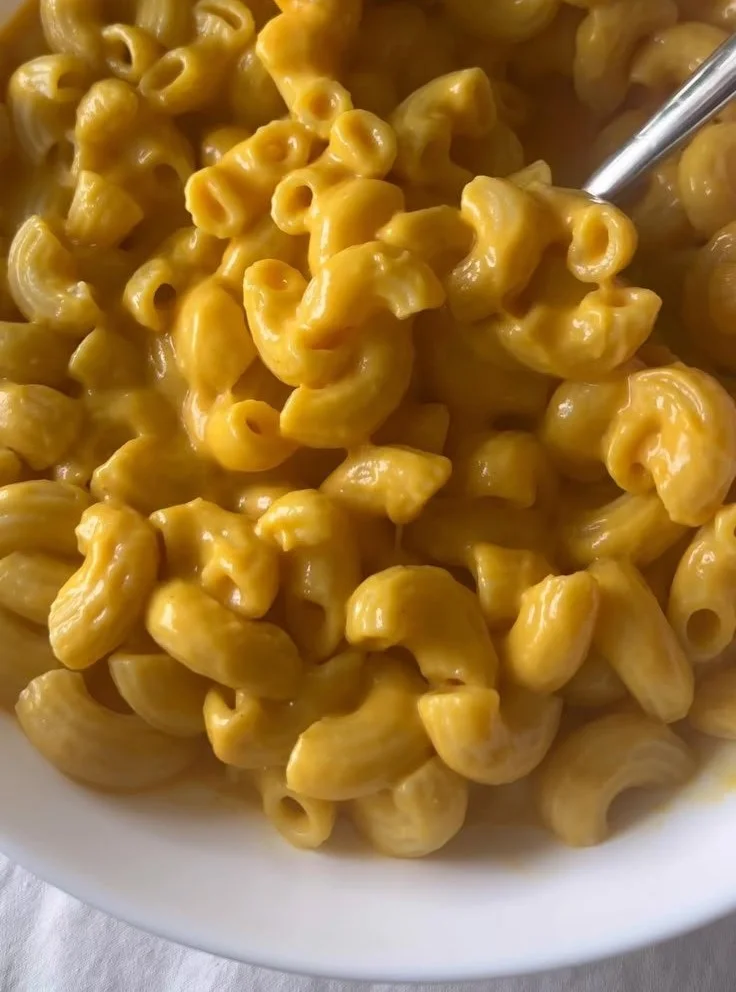 Delicious creamy vegan mac & cheese made without cashews, perfect for plant-based diets.