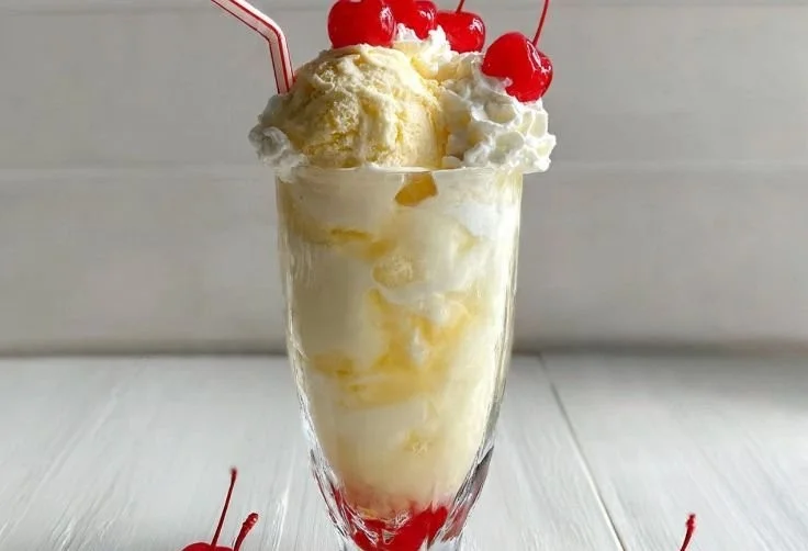 Refreshing Dirty Shirley Float beverage with ice cream and cherry garnish.