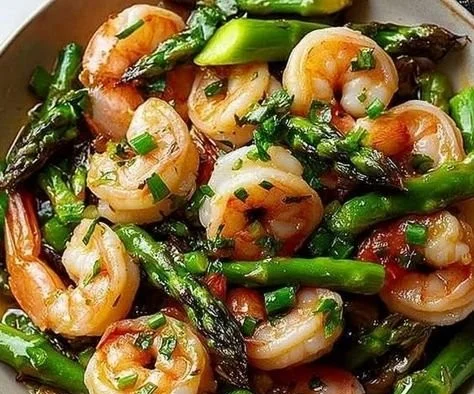 Shrimp stir-fry with asparagus in a colorful and flavorful dish