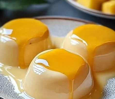 Delicious easy mango pudding topped with fresh mango slices.