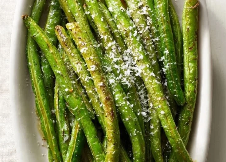 Delicious roasted green beans ready to be served as a healthy side dish